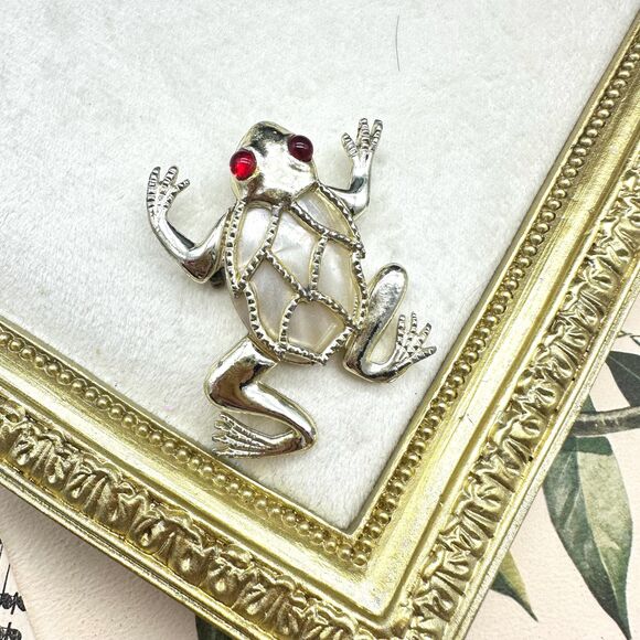 Vintage Frog Brooch Frog with Red Stone Eyes and Gold Tone  Pin - Picture 1 of 4